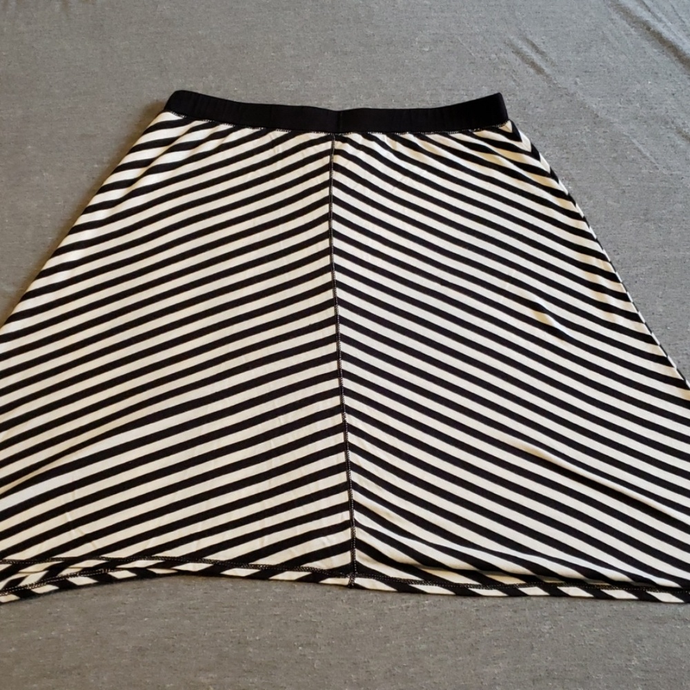 Max studio strip skirt